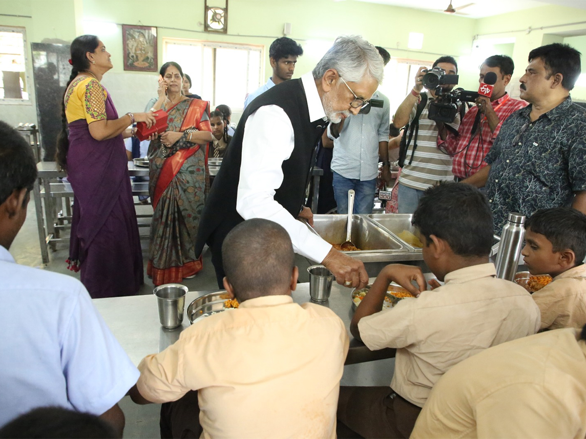 Murali_20Mohan_20Celebrated_20his_2061st_20Wedding_20Anniversary__20_2812_29.jpg 12