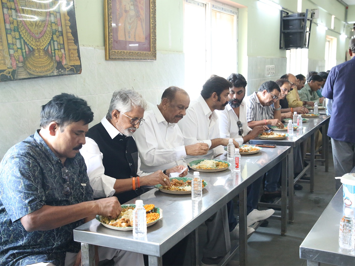 Murali_20Mohan_20Celebrated_20his_2061st_20Wedding_20Anniversary__20_2815_29.jpg 15