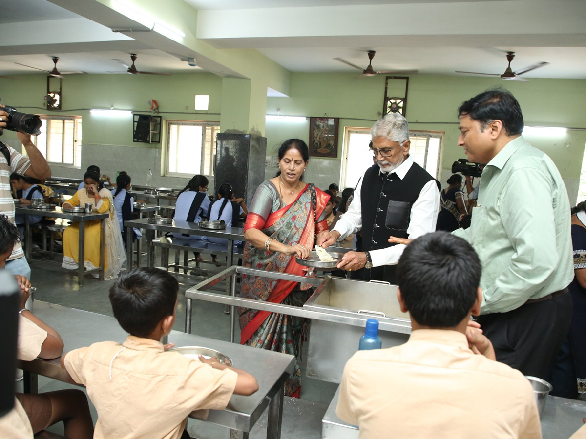 Murali_20Mohan_20Celebrated_20his_2061st_20Wedding_20Anniversary__20_289_29.jpg 9
