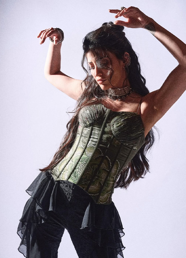 Shruti_20Haasan_20_2810_29.jpg 10