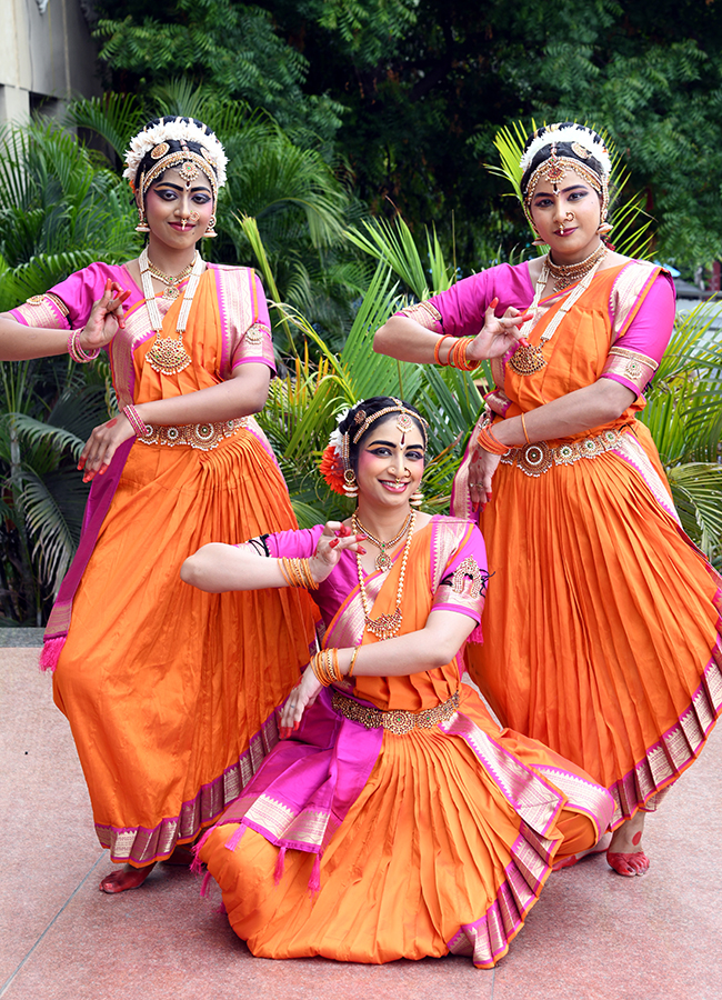 Kuchipudi_20Dance_20Performance_20Ravindra_20Bharathi__20_2811_29.jpg 11