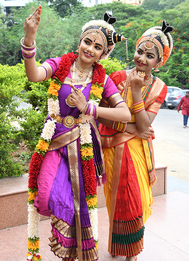 Kuchipudi_20Dance_20Performance_20Ravindra_20Bharathi__20_2812_29.jpg 12
