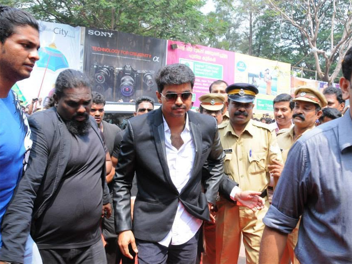 Photos_20Gallery_20Full_20Of_20Mass_2C_20Style_20And_20Emotion_2C_20TN_20CM_20Vijay_20Birthday_20Special_20Images_20You_20Cant_20Miss__20_283_29.jpg 4
