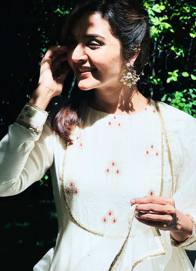 Manju_20Warrier_20_289_29.jpg 9