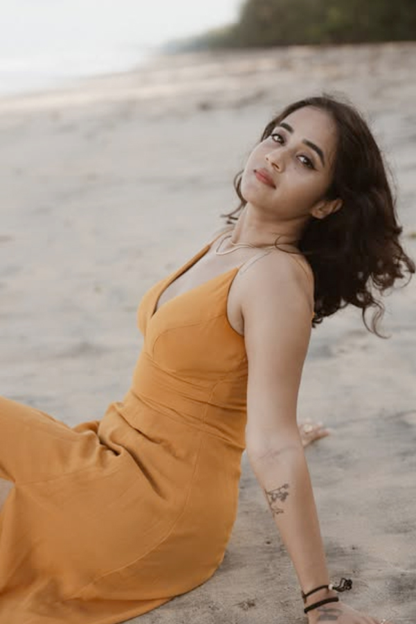 Bigg_20Boss_20season_202_20fame_20Deepthi_20Sunaina_20Graceful_20Beachside_20Moments_20Photos_20_281_29.jpg 2