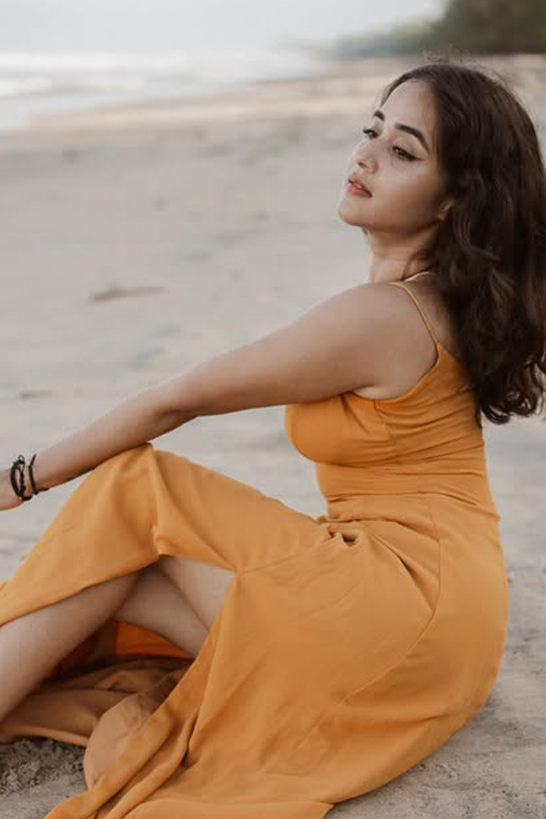Bigg_20Boss_20season_202_20fame_20Deepthi_20Sunaina_20Graceful_20Beachside_20Moments_20Photos_20_288_29.jpg 9