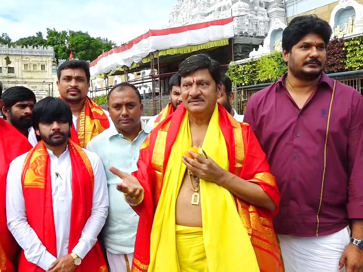 Rajendra_20Prasad_20And_20Sai_20Kumar_20in_20Tirumala_20Today_13.jpg 13