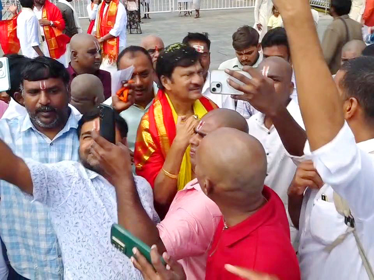 Rajendra_20Prasad_20And_20Sai_20Kumar_20in_20Tirumala_20Today_14.jpg 14