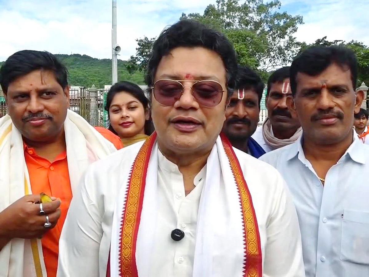 Rajendra_20Prasad_20And_20Sai_20Kumar_20in_20Tirumala_20Today_15.jpg 15