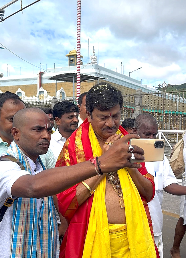 Rajendra_20Prasad_20And_20Sai_20Kumar_20in_20Tirumala_20Today_17.jpg 17