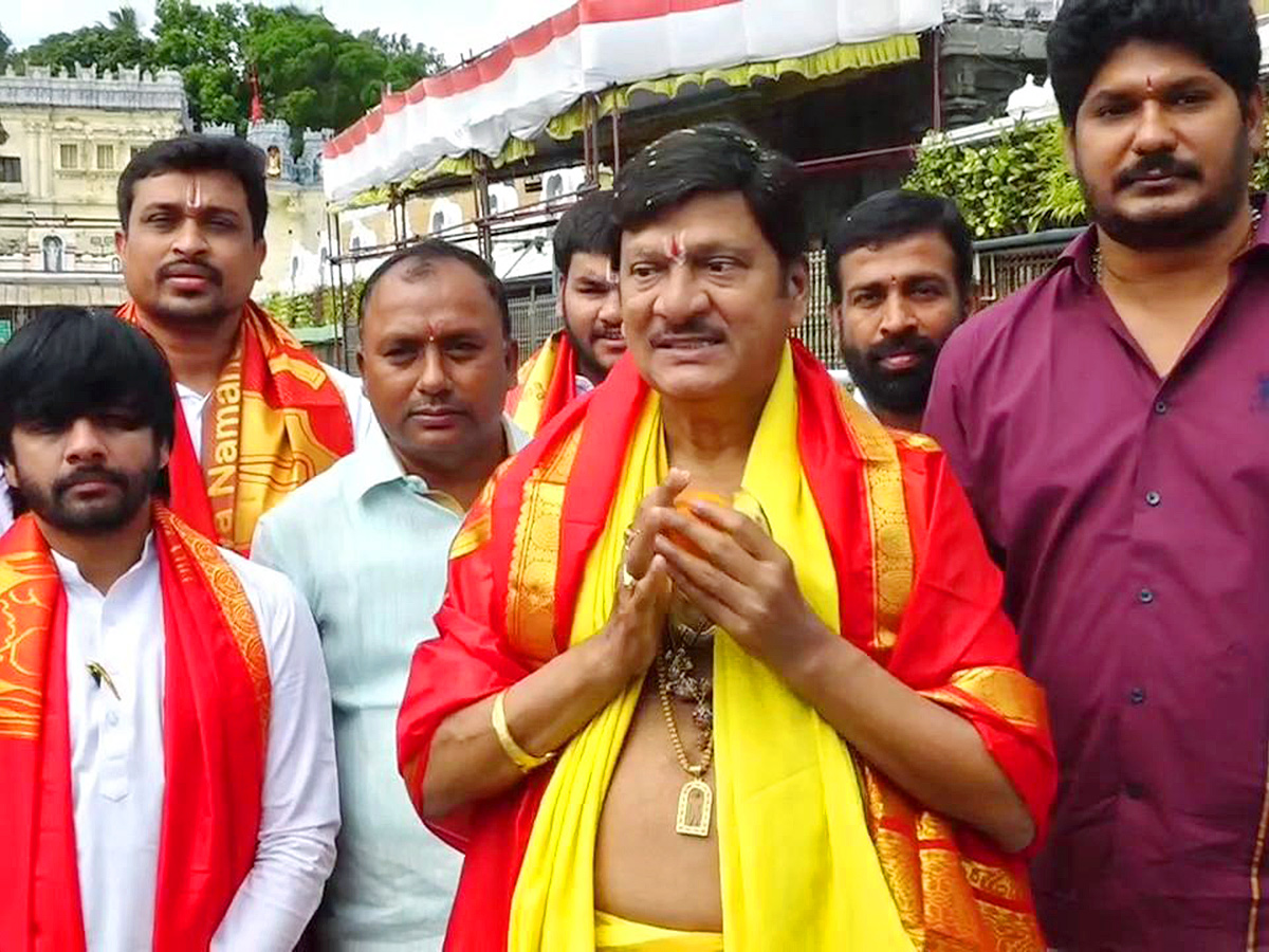 Rajendra_20Prasad_20And_20Sai_20Kumar_20in_20Tirumala_20Today_19.jpg 19