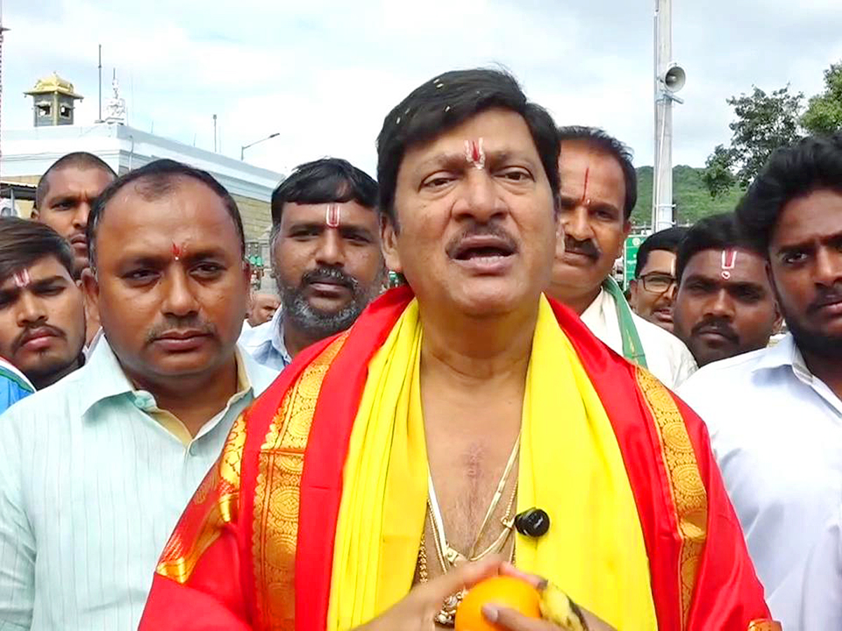 Rajendra_20Prasad_20And_20Sai_20Kumar_20in_20Tirumala_20Today_4.jpg 4