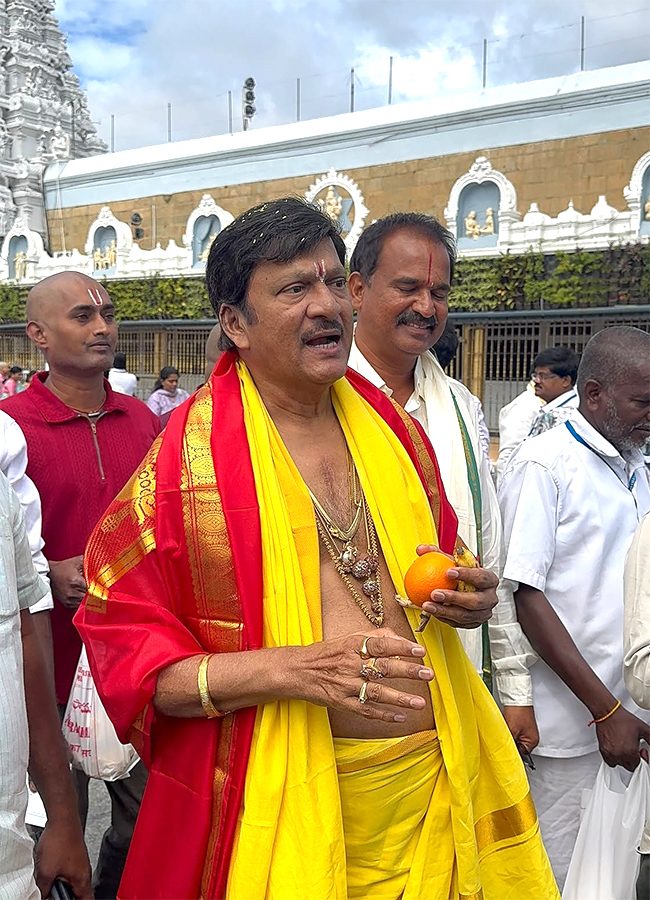Rajendra_20Prasad_20And_20Sai_20Kumar_20in_20Tirumala_20Today_6.jpg 6