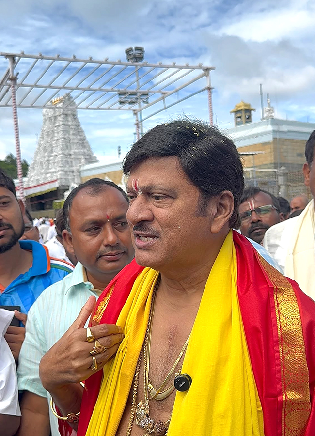 Rajendra_20Prasad_20And_20Sai_20Kumar_20in_20Tirumala_20Today_8.jpg 8