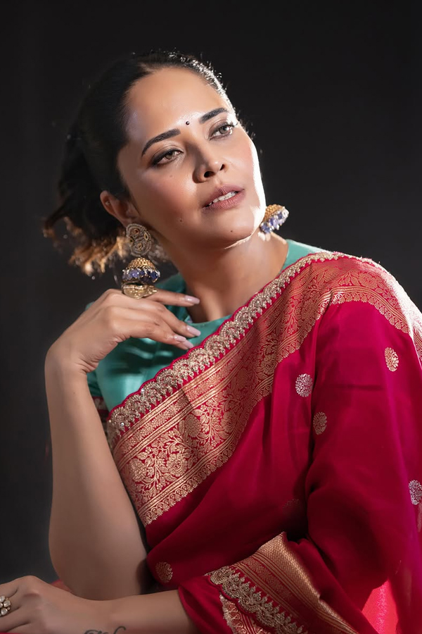 Simple_20superb_20stylish_20cute_20smile_20And_20beautiful_20saree_20looking_20By_20Actress_20And_20anchor_20Anasuya_20Photos_20_2811_29.jpg 12