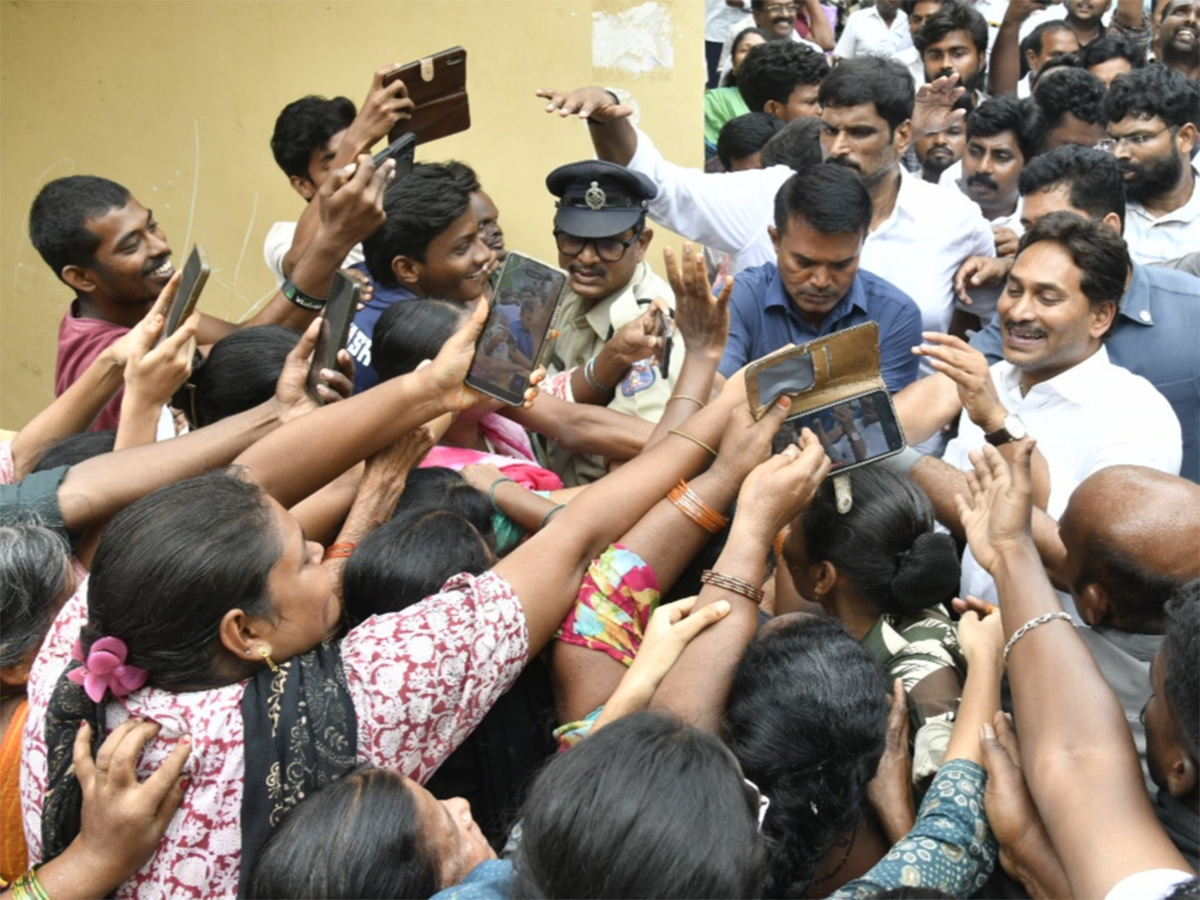YS_20Jagan_20Consoles_20Kranthi_20Kumar_20Family_20Vijayawada_20HD_20Photos__20_2811_29.jpg 11
