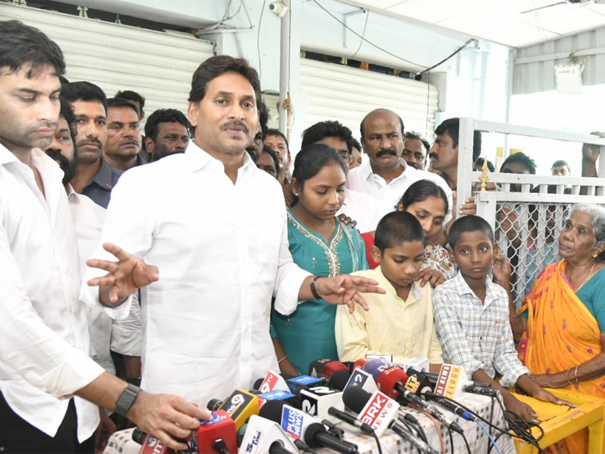 YS_20Jagan_20Consoles_20Kranthi_20Kumar_20Family_20Vijayawada_20HD_20Photos__20_2812_29.jpg 12