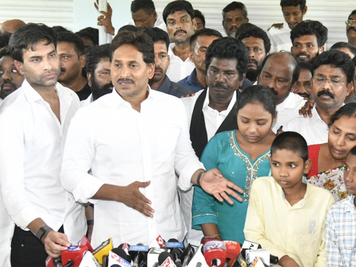 YS_20Jagan_20Consoles_20Kranthi_20Kumar_20Family_20Vijayawada_20HD_20Photos__20_2813_29.jpg 13