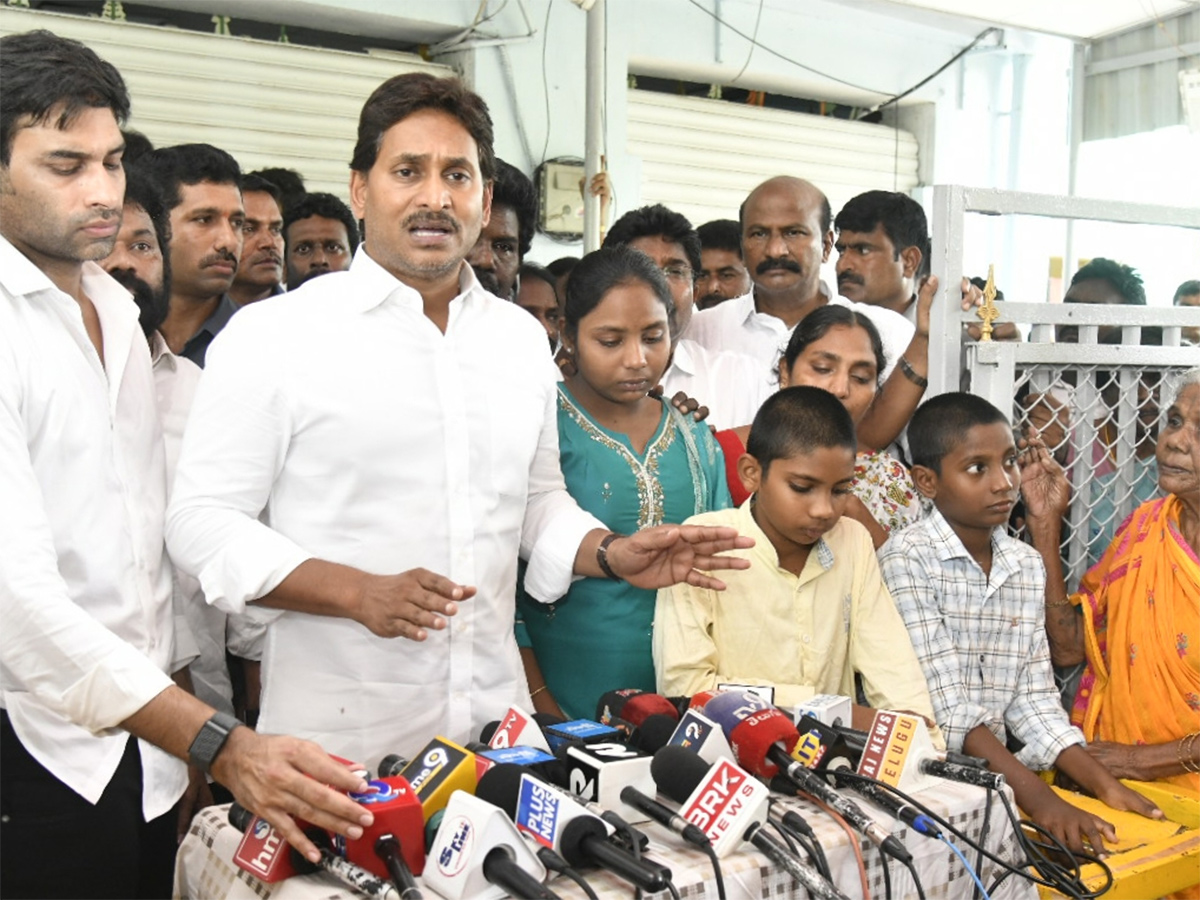 YS_20Jagan_20Consoles_20Kranthi_20Kumar_20Family_20Vijayawada_20HD_20Photos__20_2814_29.jpg 14