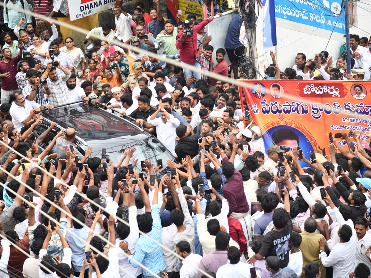 YS_20Jagan_20Consoles_20Kranthi_20Kumar_20Family_20Vijayawada_20HD_20Photos__20_2815_29.jpg 15