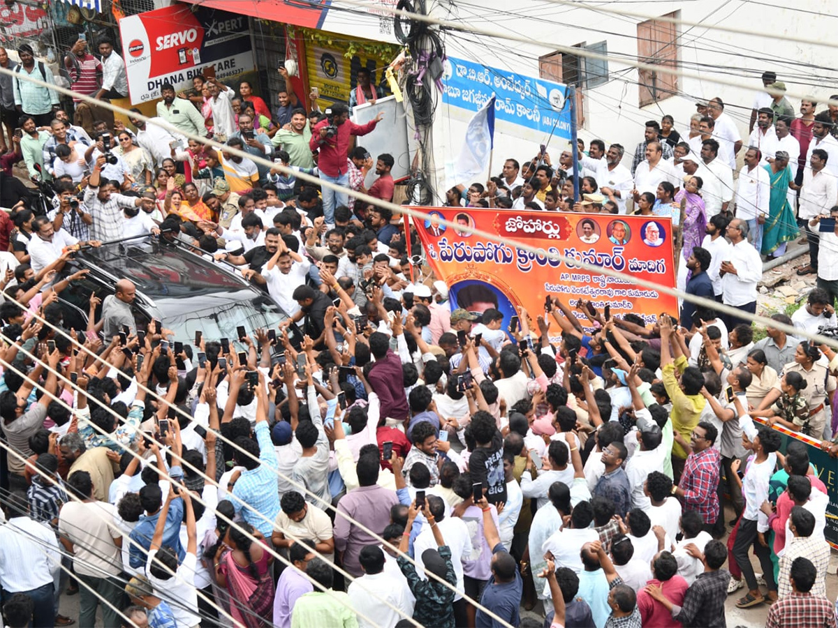 YS_20Jagan_20Consoles_20Kranthi_20Kumar_20Family_20Vijayawada_20HD_20Photos__20_2816_29.jpg 16