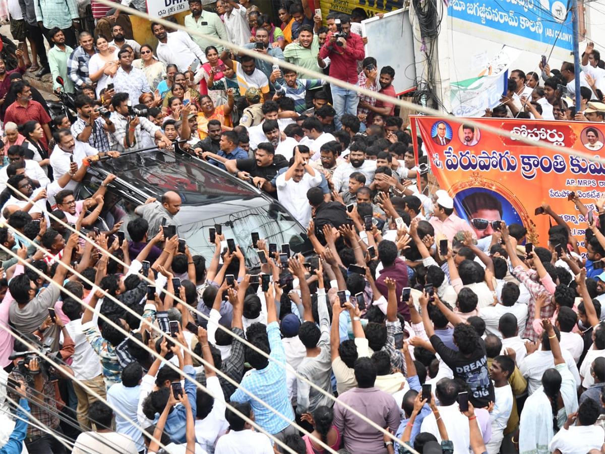 YS_20Jagan_20Consoles_20Kranthi_20Kumar_20Family_20Vijayawada_20HD_20Photos__20_2817_29.jpg 17