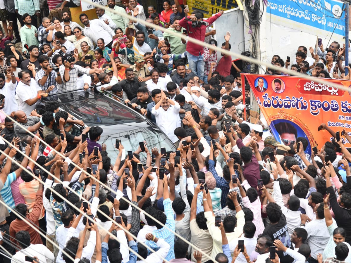 YS_20Jagan_20Consoles_20Kranthi_20Kumar_20Family_20Vijayawada_20HD_20Photos__20_2818_29.jpg 18