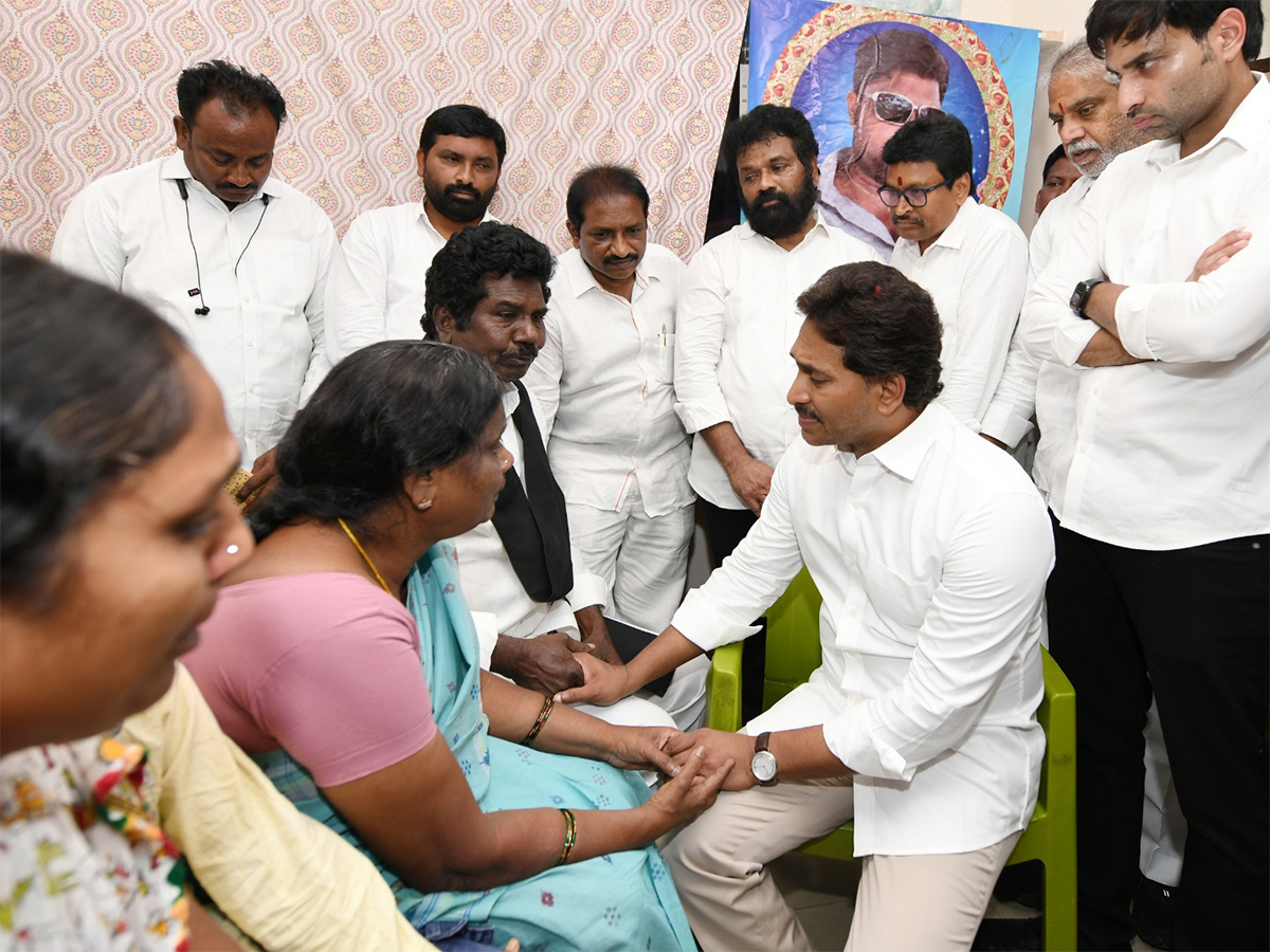 YS_20Jagan_20Consoles_20Kranthi_20Kumar_20Family_20Vijayawada_20HD_20Photos__20_2819_29.jpg 19