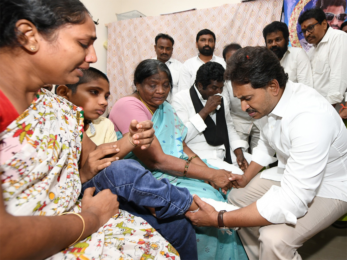 YS_20Jagan_20Consoles_20Kranthi_20Kumar_20Family_20Vijayawada_20HD_20Photos__20_281_29.jpg 1