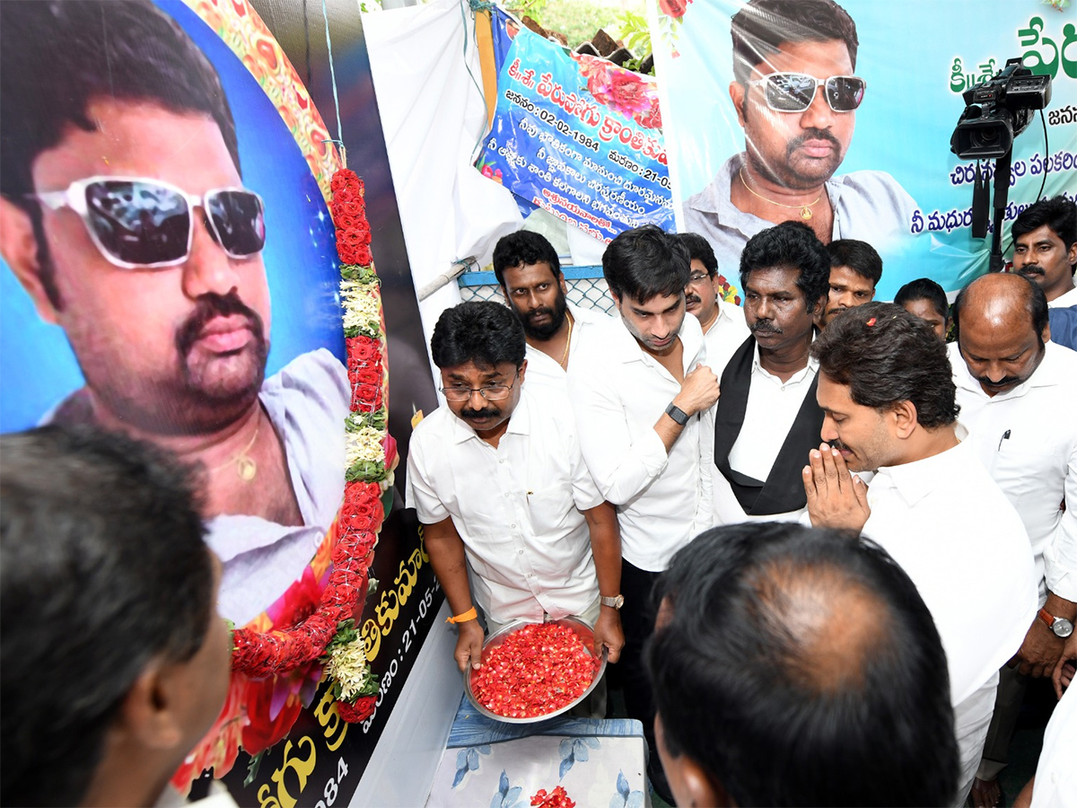 YS_20Jagan_20Consoles_20Kranthi_20Kumar_20Family_20Vijayawada_20HD_20Photos__20_282_29.jpg 2