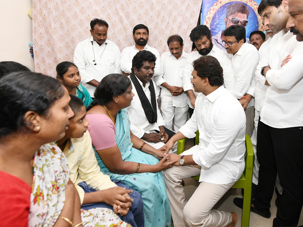 YS_20Jagan_20Consoles_20Kranthi_20Kumar_20Family_20Vijayawada_20HD_20Photos__20_283_29.jpg 3