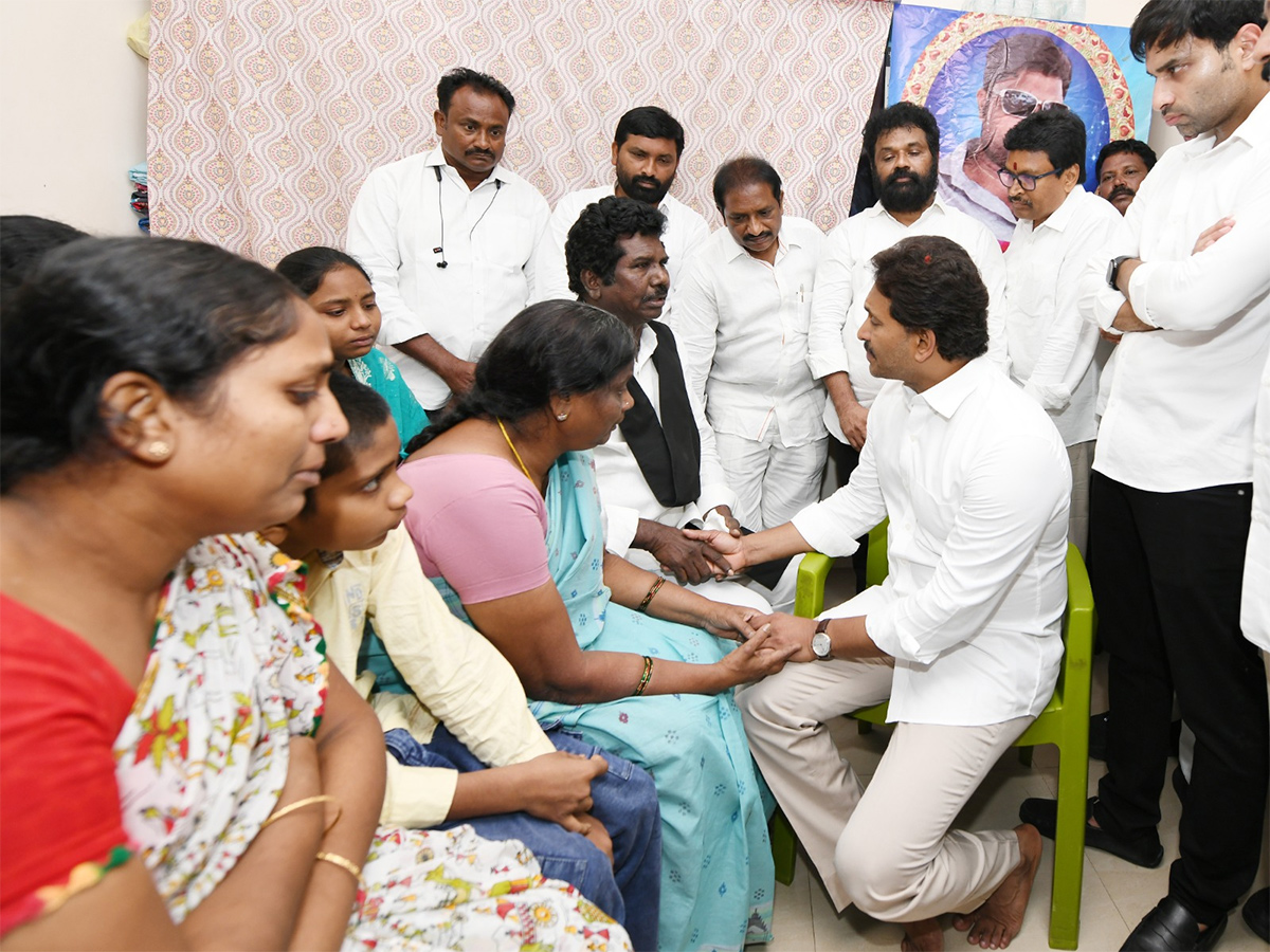 YS_20Jagan_20Consoles_20Kranthi_20Kumar_20Family_20Vijayawada_20HD_20Photos__20_284_29.jpg 4
