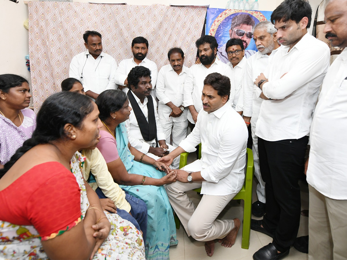YS_20Jagan_20Consoles_20Kranthi_20Kumar_20Family_20Vijayawada_20HD_20Photos__20_285_29.jpg 5