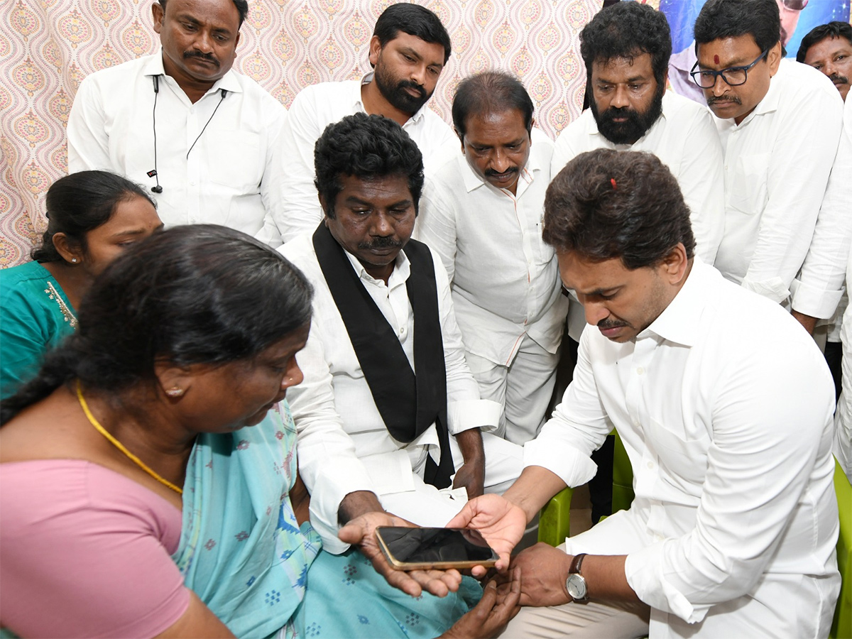 YS_20Jagan_20Consoles_20Kranthi_20Kumar_20Family_20Vijayawada_20HD_20Photos__20_286_29.jpg 6