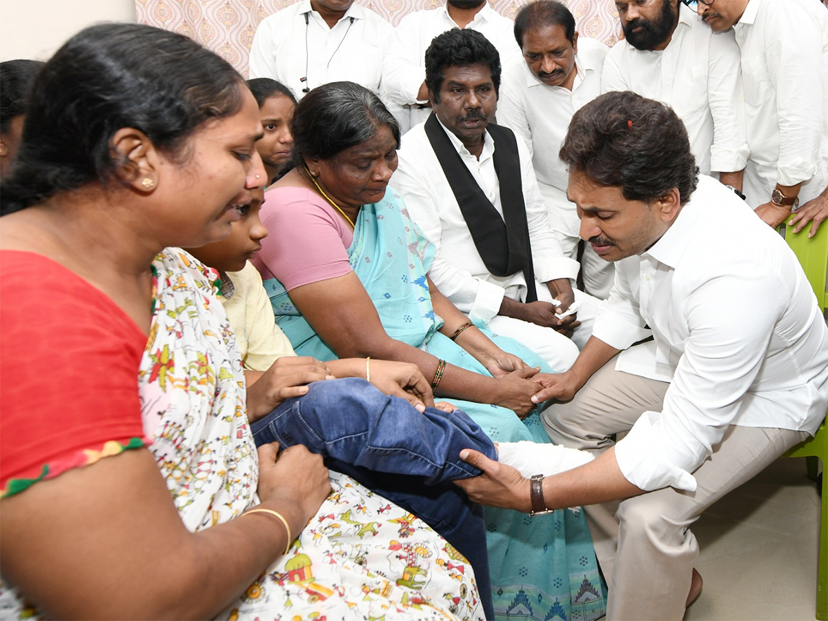 YS_20Jagan_20Consoles_20Kranthi_20Kumar_20Family_20Vijayawada_20HD_20Photos__20_287_29.jpg 7