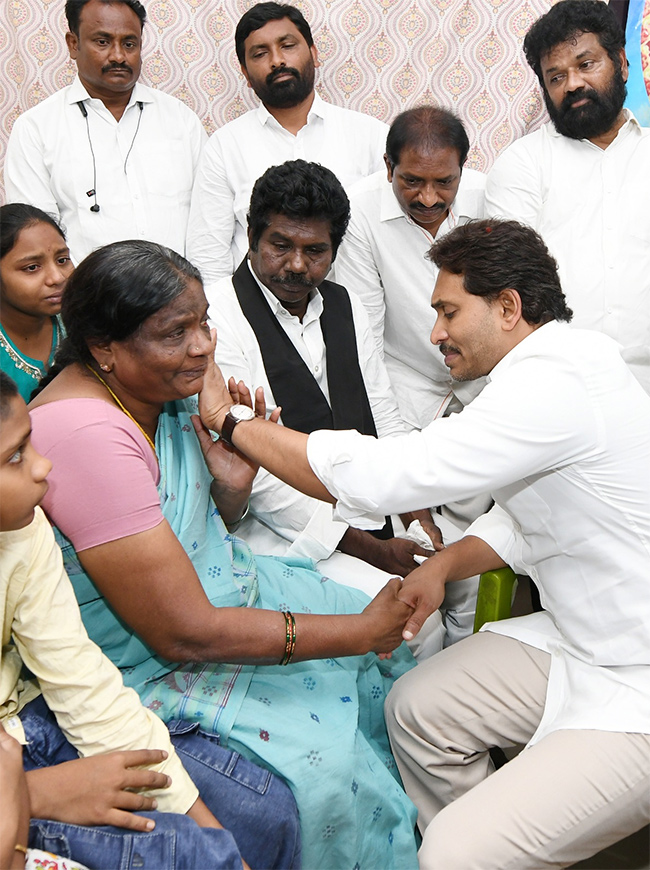 YS_20Jagan_20Consoles_20Kranthi_20Kumar_20Family_20Vijayawada_20HD_20Photos__20_288_29.jpg 8