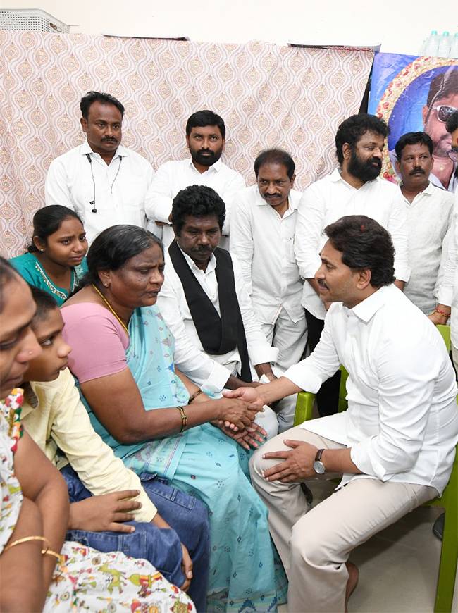 YS_20Jagan_20Consoles_20Kranthi_20Kumar_20Family_20Vijayawada_20HD_20Photos__20_289_29.jpg 9