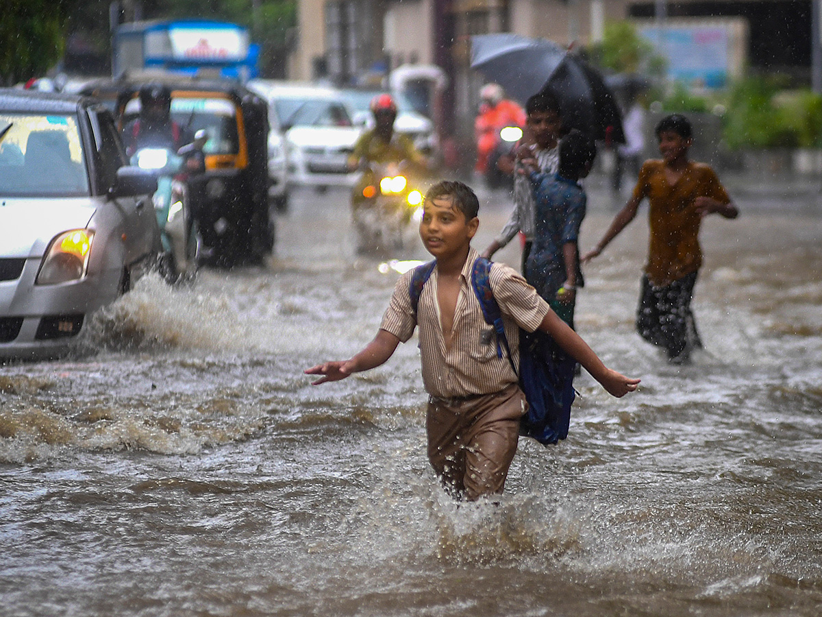 heavy_20rain_20in_20mumbai_20hd_20photos__20_2810_29.jpg 10