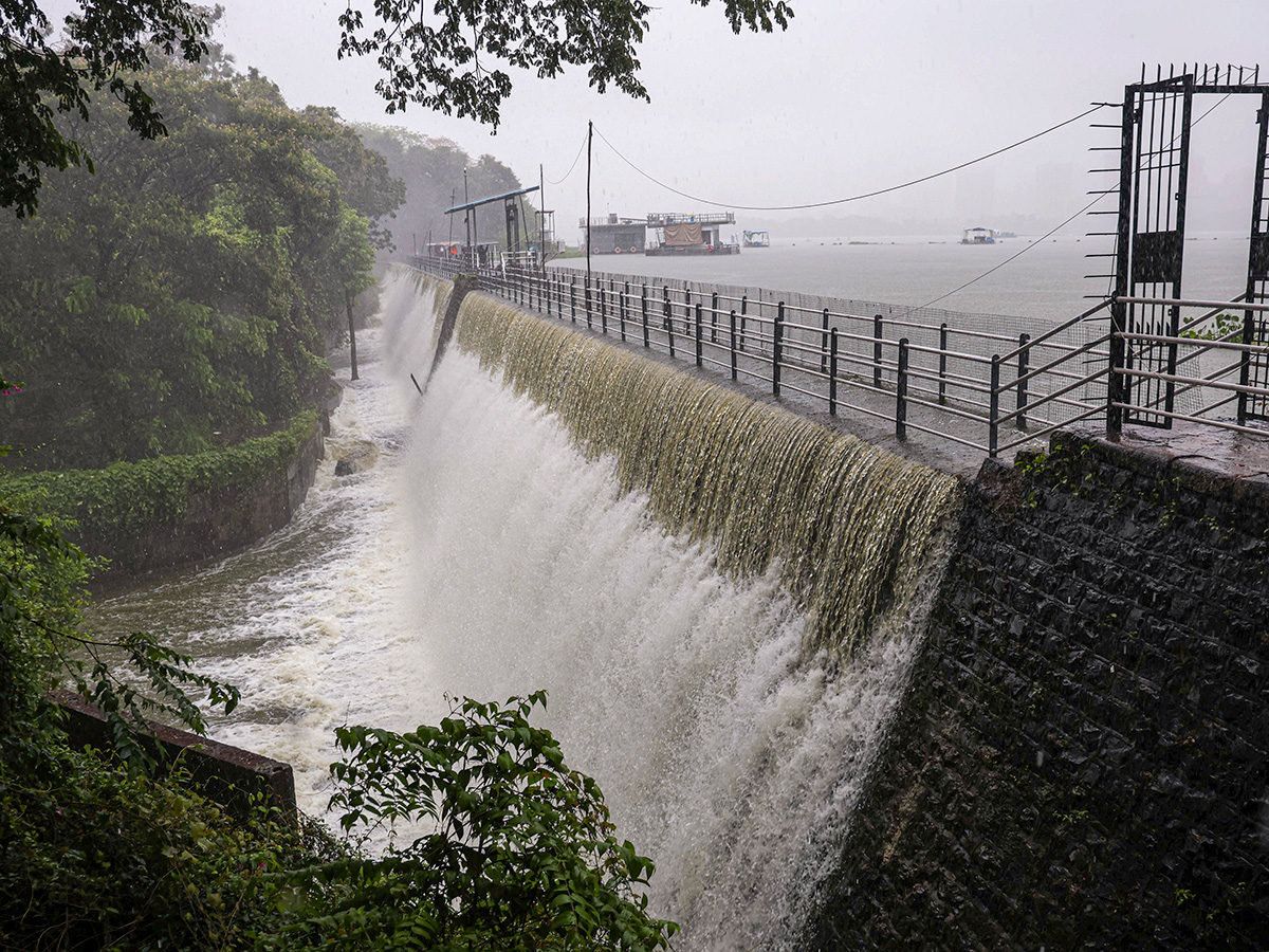 heavy_20rain_20in_20mumbai_20hd_20photos__20_2816_29.jpg 16