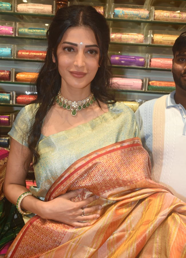 Actress_20Shruti_20Haasan_20At_20Nallagandla__20_2811_29.jpg 11
