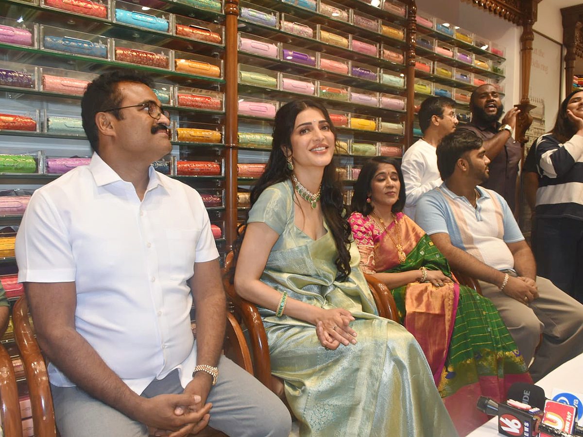 Actress_20Shruti_20Haasan_20At_20Nallagandla__20_2817_29.jpg 17