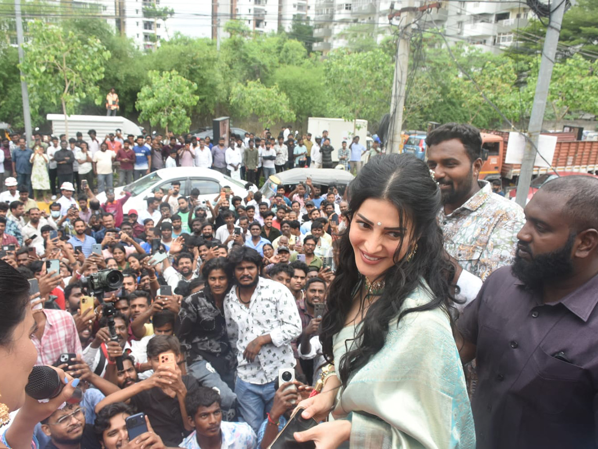 Actress_20Shruti_20Haasan_20At_20Nallagandla__20_2820_29.jpg 20