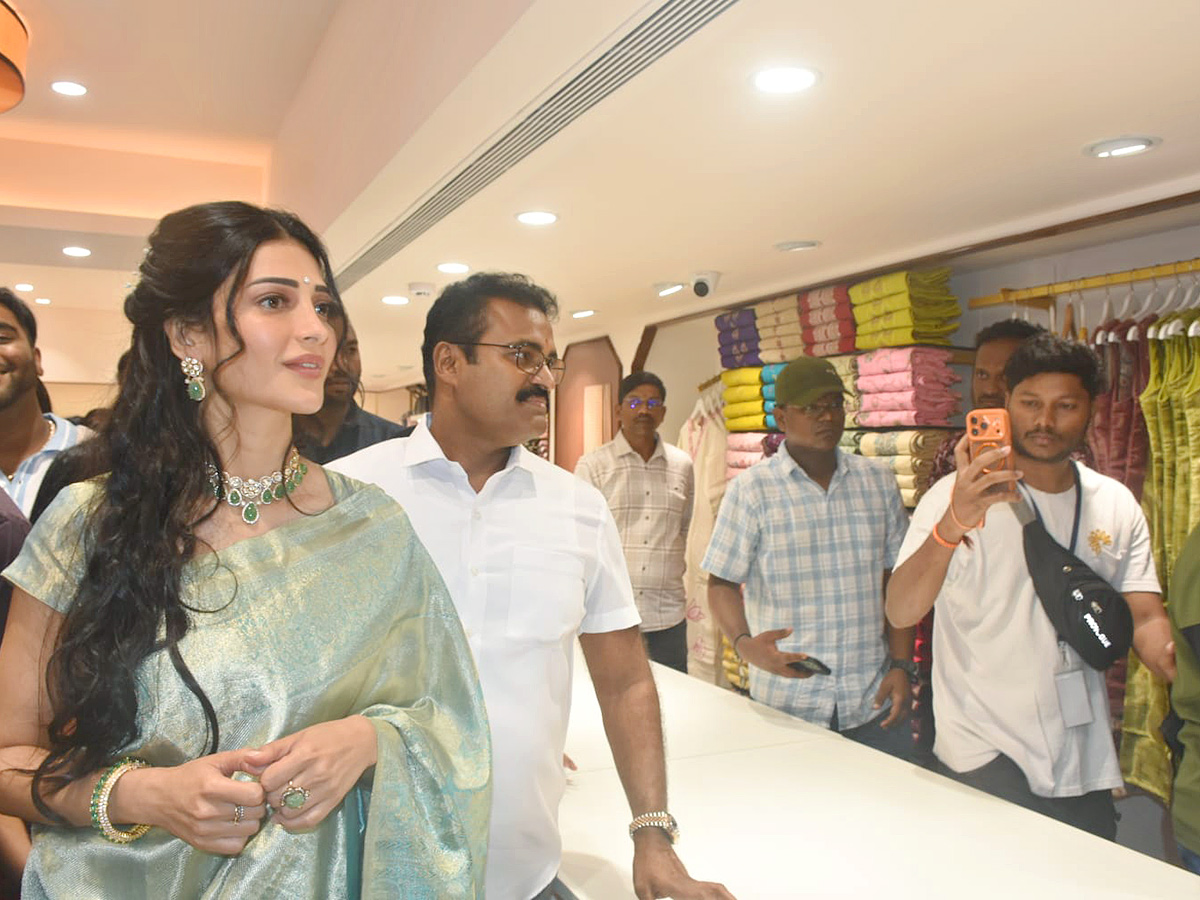 Actress_20Shruti_20Haasan_20At_20Nallagandla__20_2822_29.jpg 22