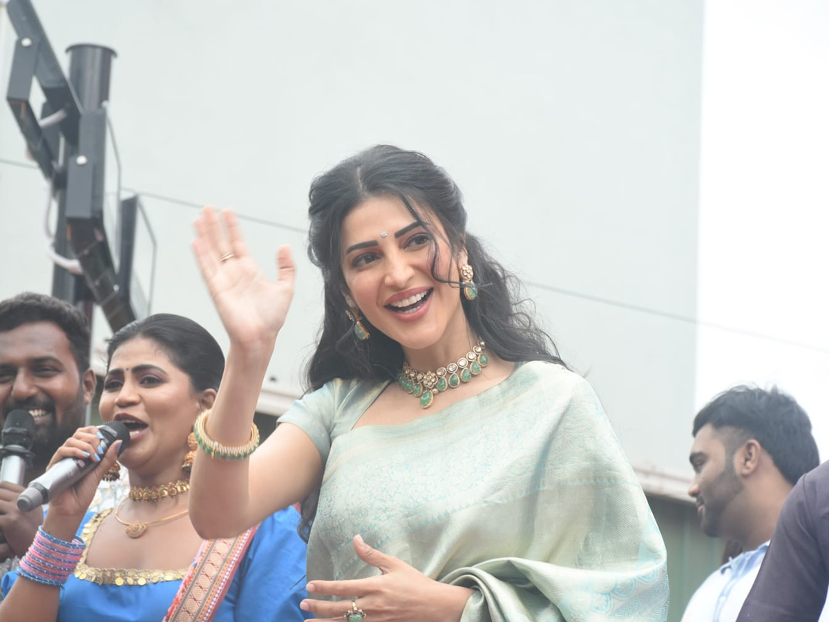Actress_20Shruti_20Haasan_20At_20Nallagandla__20_2823_29.jpg 23