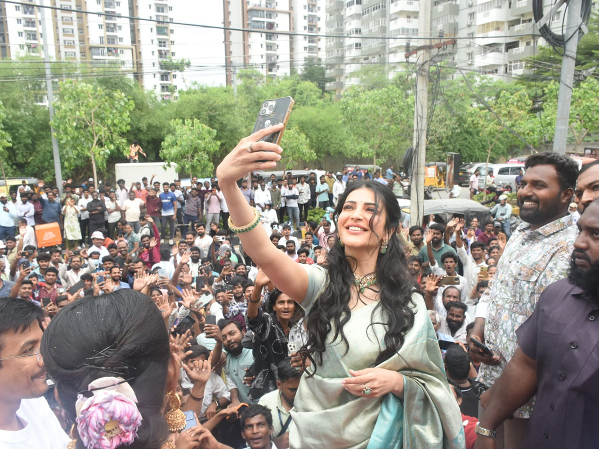 Actress_20Shruti_20Haasan_20At_20Nallagandla__20_2824_29.jpg 24