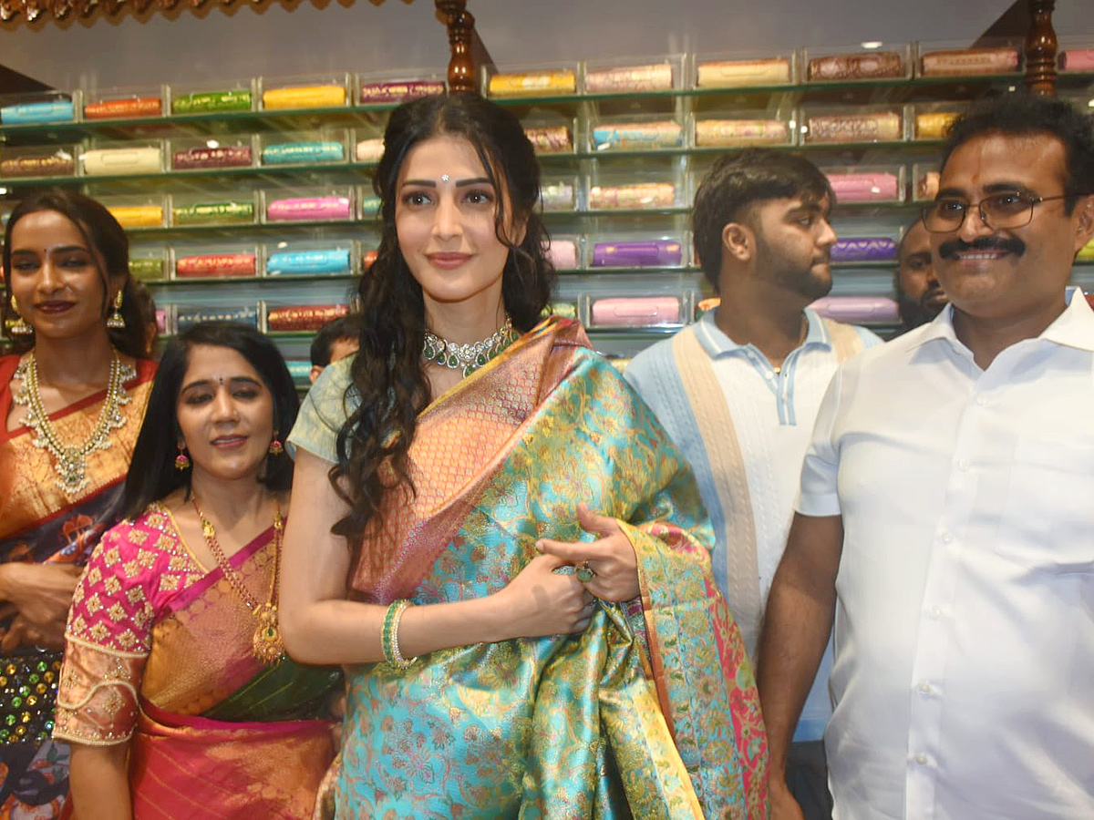 Actress_20Shruti_20Haasan_20At_20Nallagandla__20_2826_29.jpg 26
