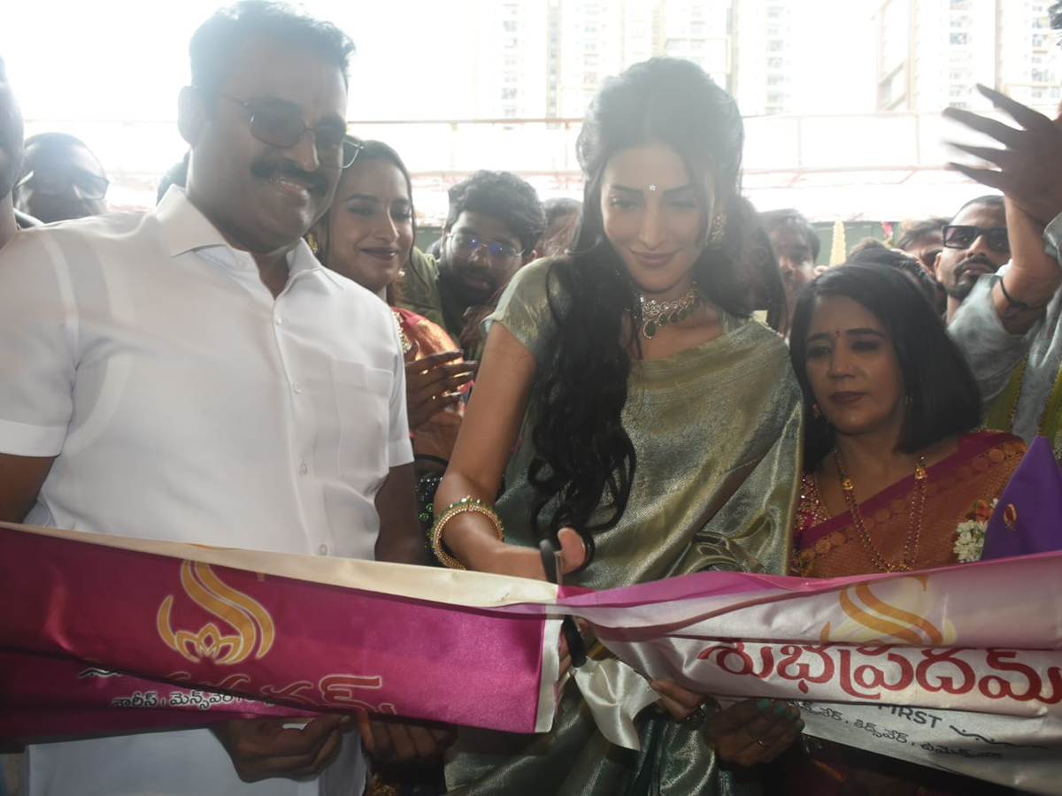 Actress_20Shruti_20Haasan_20At_20Nallagandla__20_283_29.jpg 3