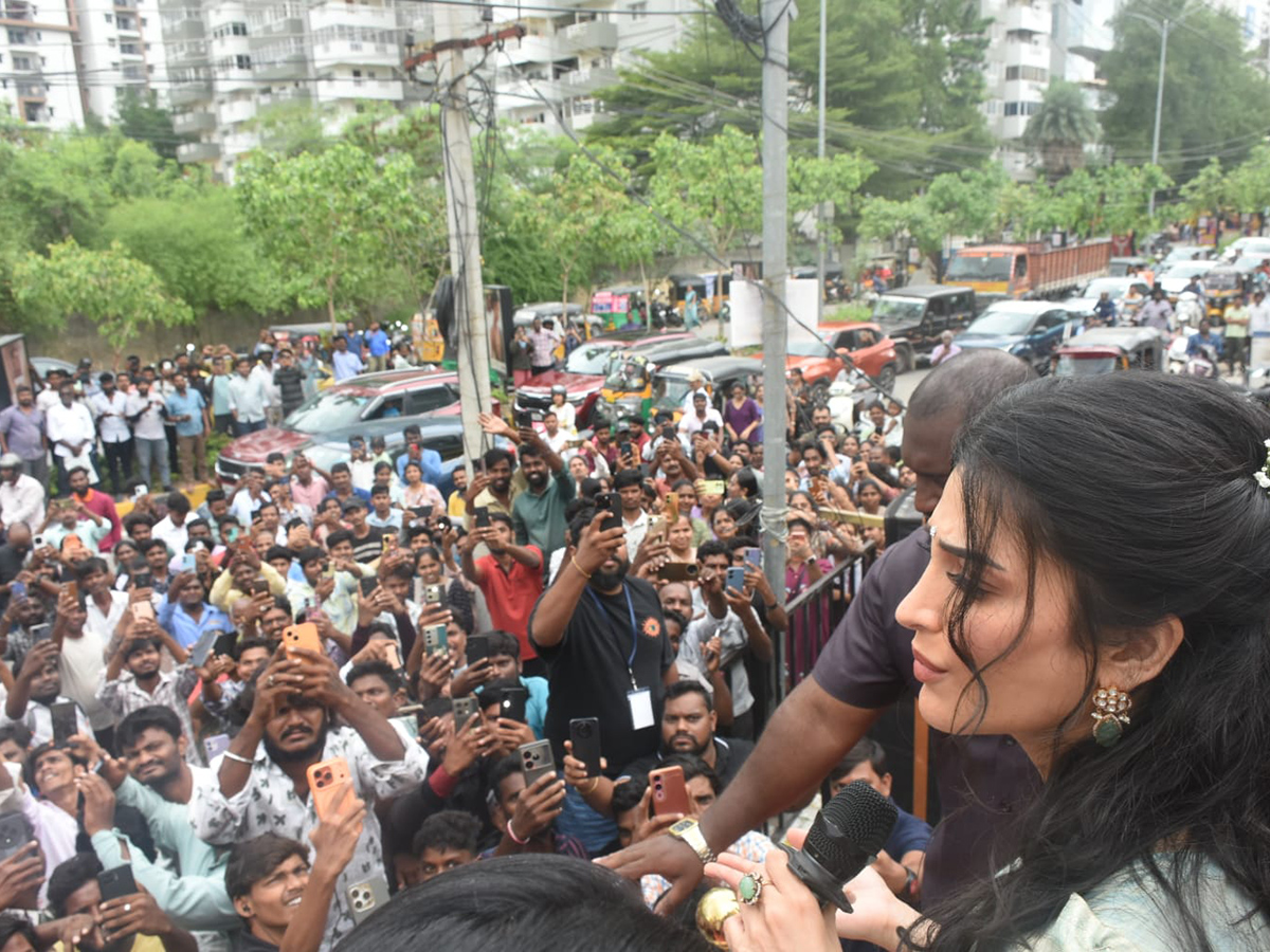Actress_20Shruti_20Haasan_20At_20Nallagandla__20_289_29.jpg 9