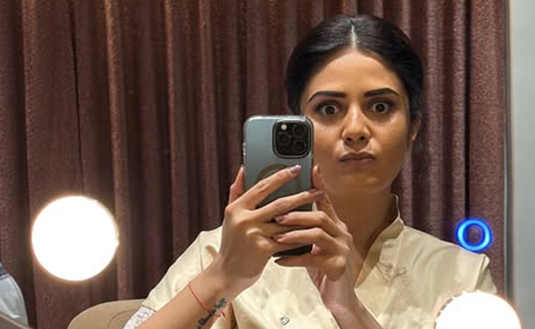 _20Anchor_20Sreemukhi_20Remembers_20About_20Maa_20Inti_20Bangaaram_20photos_20_2811_29.jpg 12