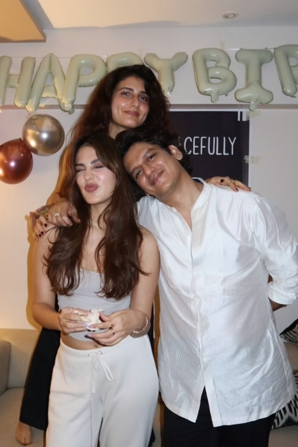 Rhea_20Chakraborty_20Has_20shared_20Beautiful_20moments_20from_20Her_20birthday_20celebration_20Photos_20_284_29.jpg 5